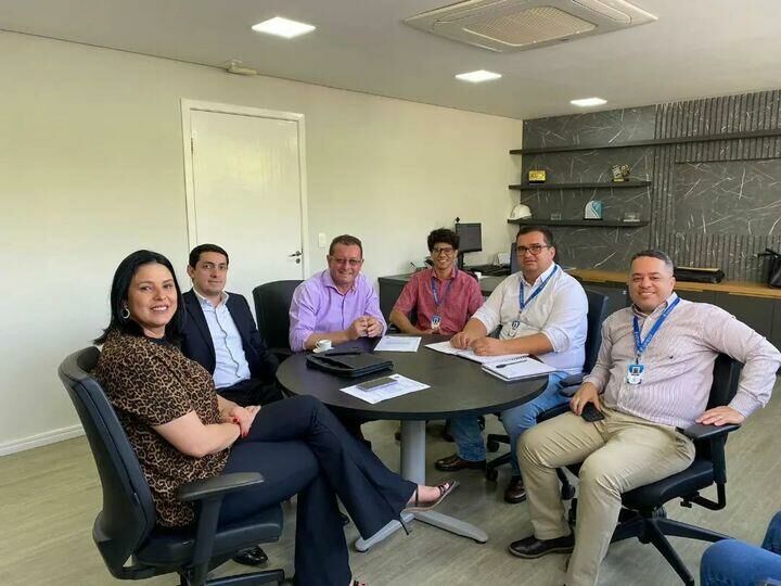 Imagem de compartilhamento para o artigo Prefeito Dalmy Crisóstomo de Alcinópolis entrega terrenos para Sanesul e discute parceria com Banco do Brasil da MS Todo dia